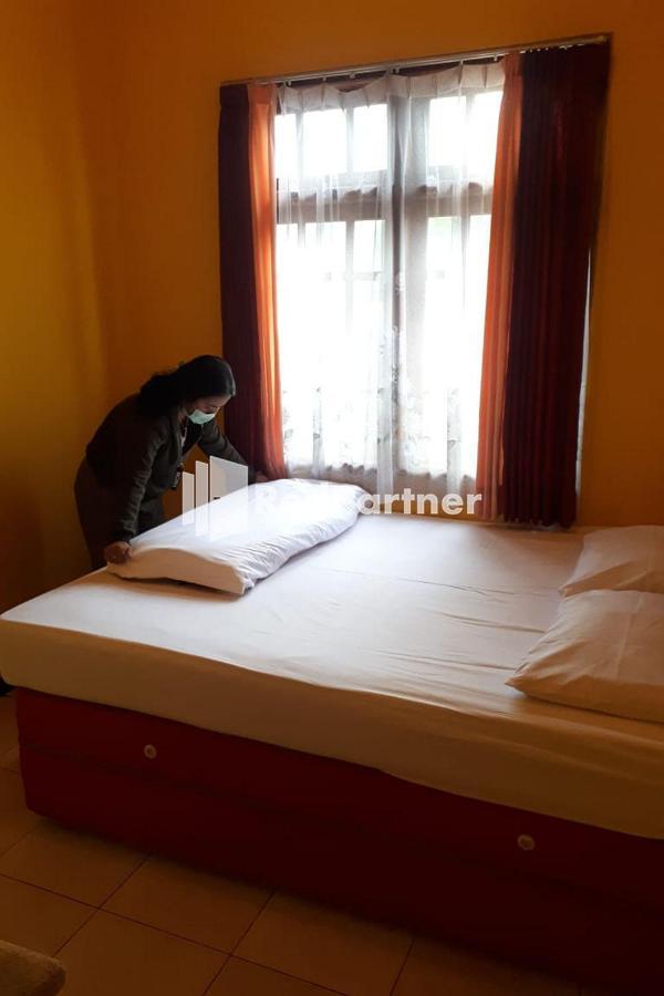 Bromo Indah Lestari Homestay Mitra Reddoorz Pasuruan Exterior photo